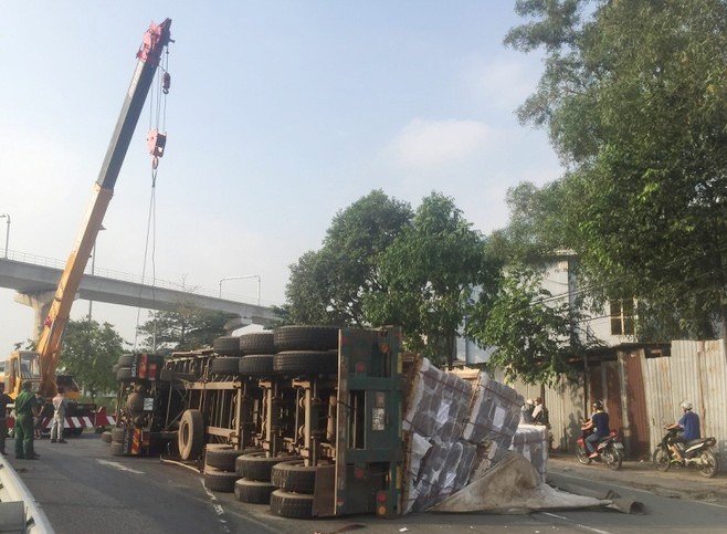 集裝箱車側翻現場。（圖源：志福）