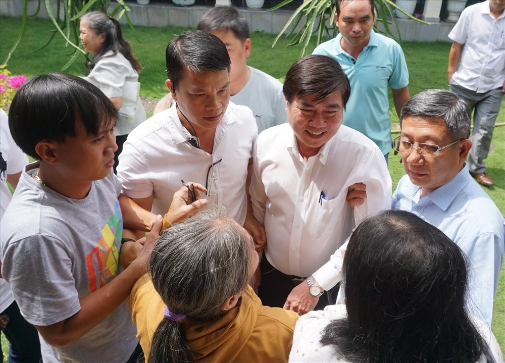 市人委會主席阮成鋒與守添民眾會晤。（圖源：明君）