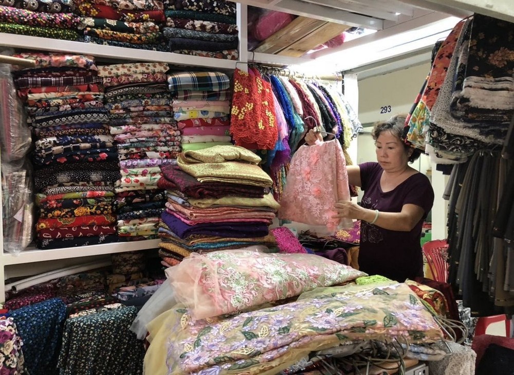 商販收拾攤位準備開市。