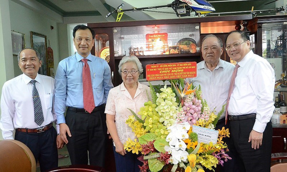 市委常務副書記畢成剛（右一）探望市百科大學原校長黃文煌副教授（右二）。（圖源：胡龍）