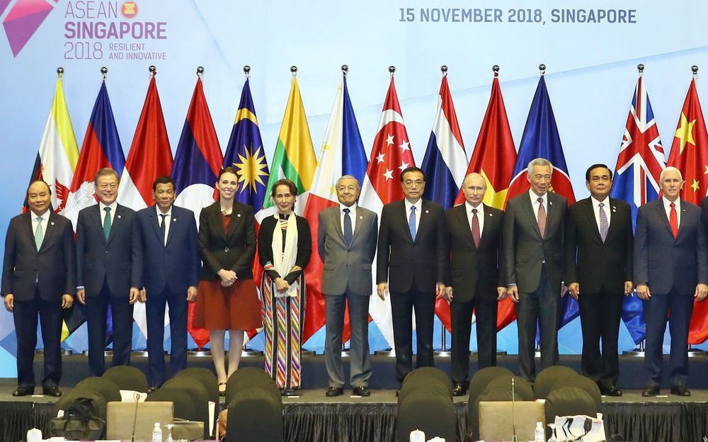 政府總理阮春福出席第 13 屆東亞峰會 ảnh 1