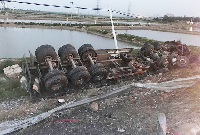 猛烈碰撞導致51C車牌牽引的集裝箱車失控撞毀約100米邊坡，隨後翻落約3米深的深淵。（圖源：士和）