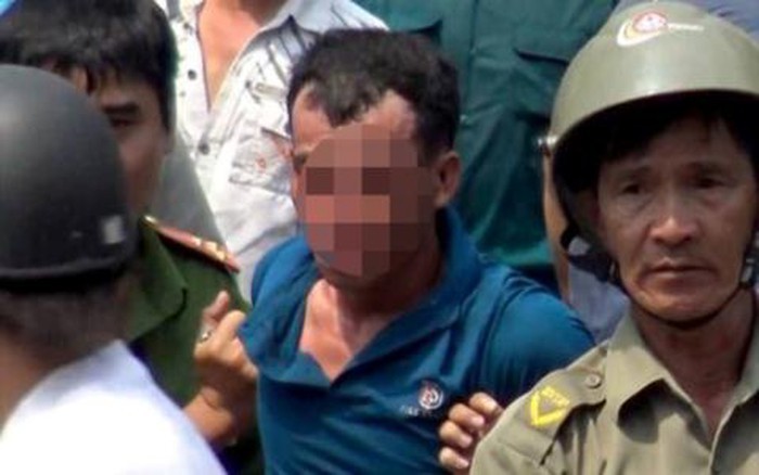 被抓獲並押送往公安派出所時的嫌犯朱容成。