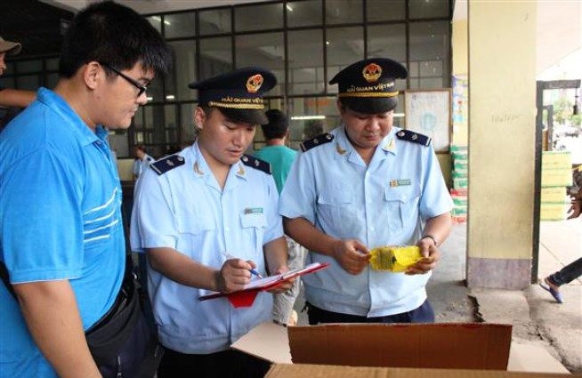 本市海關力量檢查貨物。（圖源：海關）