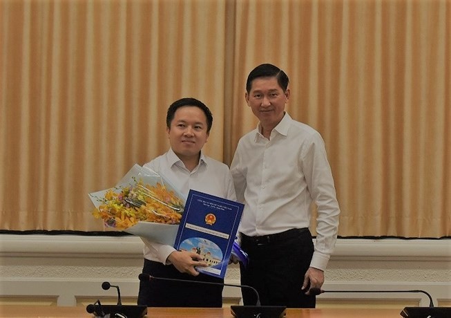 市人委會副主席陳永線向徐良同志頒發市新聞與傳播廳副廳長職務委任《決定》。（圖源：佐琳）