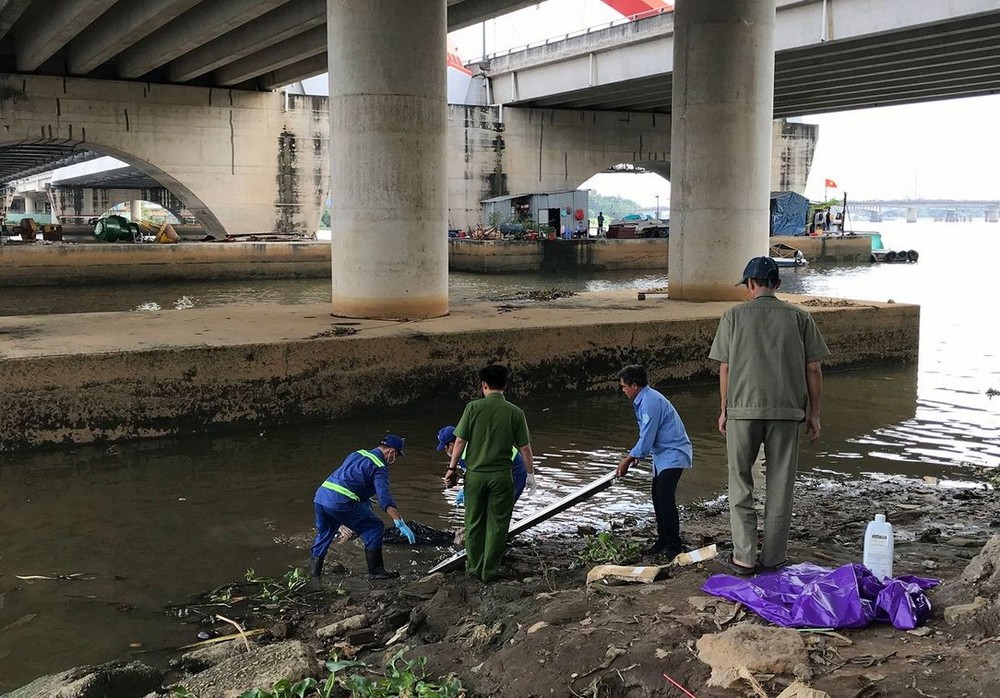 收屍人員把屍體拉倒岸邊。（圖源：通訊者）