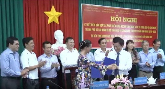 本市與滀臻省攜手發展科技。圖為雙方代表簽訂科技合作發展備忘錄。（圖源：視頻截圖）