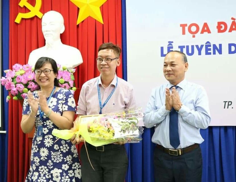 張家權老師(中)獲得模範年輕幹部獎項。