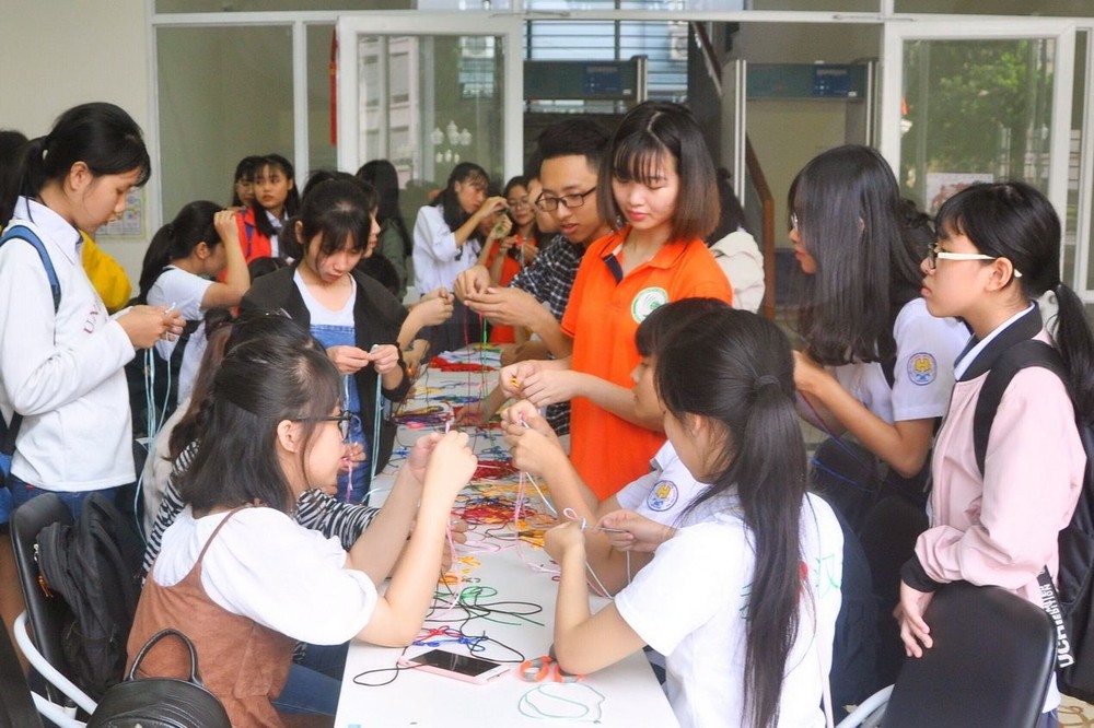 學生參加編織中國結。