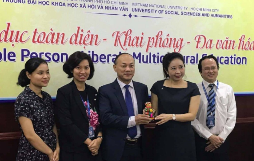 兩所大學代表互贈紀念禮物。