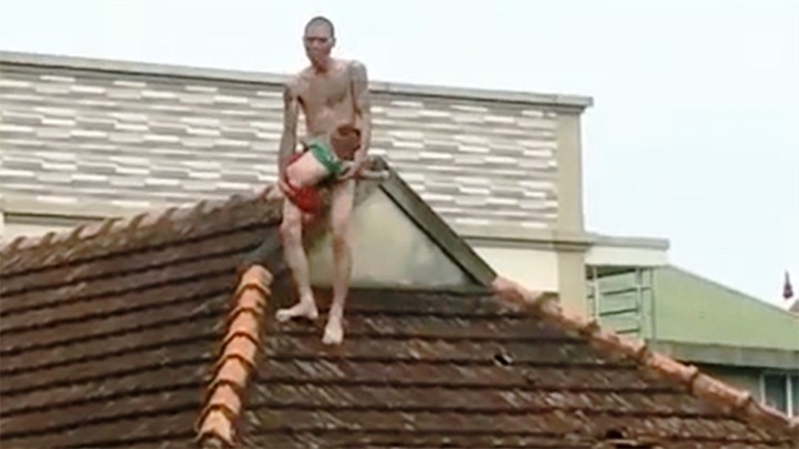 癮君子抱著兩歲的兒子爬上房頂不斷大喊大叫。（圖源：H.Tâm）