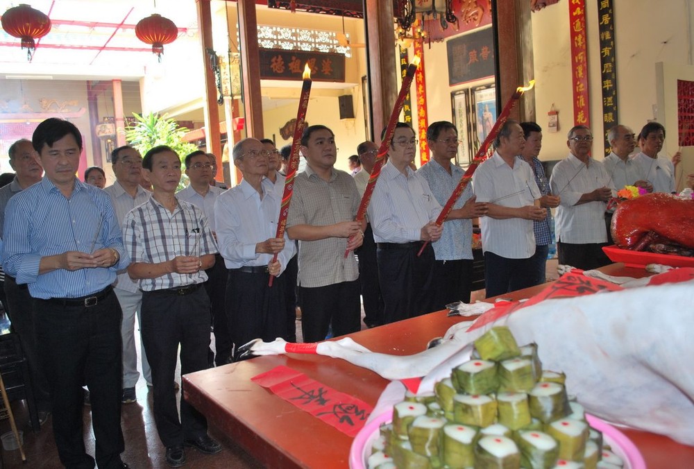 市民族處與海南會館代表一起參拜水尾娘娘。