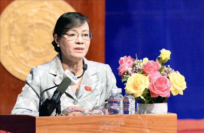 市人民議會主席阮氏決心與守德郡選民接觸會時發言。（圖源：越通社）