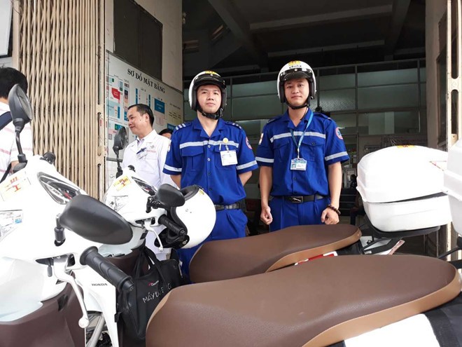 西貢全科醫院兩輪救護車模式的救護組成員。