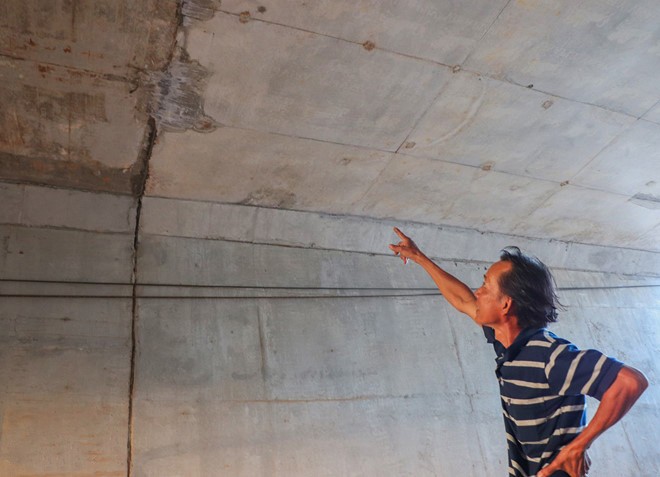 隧道上的漏水處用防水堵漏膠帶交叉貼上。（圖源：清德）