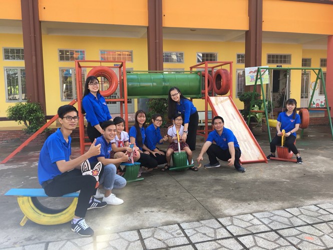 社群樂園社會項目的志願者用舊車胎、汽油桶和其他廢物翻製成玩具。（圖源：杜好）