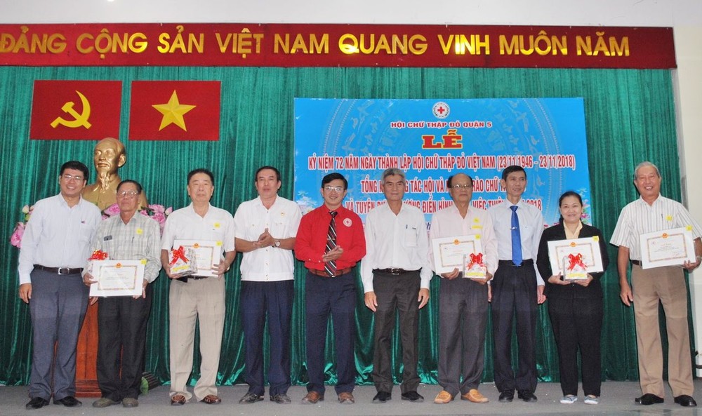 各華人會館、華人企業單位和熱心人士獲頒贈“慈善之花”稱號。