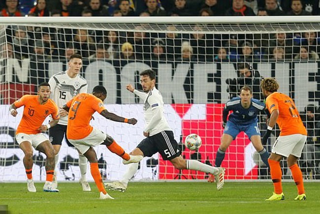 荷蘭普羅梅斯破門瞬間。（圖源：互聯網）