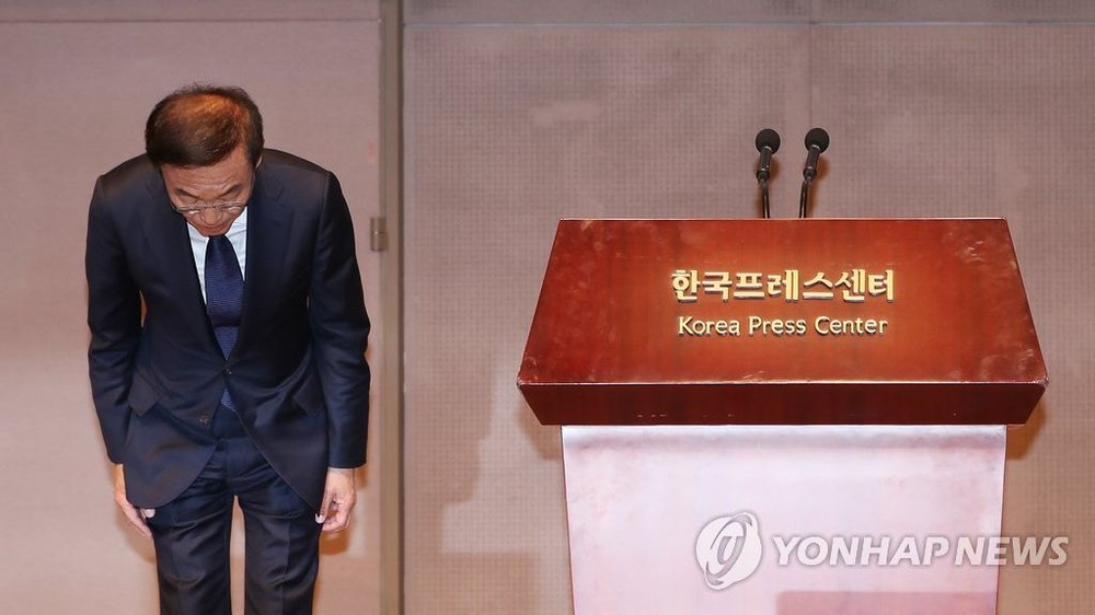 11月23日，三星電子設備解決方案部門代表理事金奇南，就半導體廠工人患癌症等疾病一事正式道歉。（圖源：韓聯社）