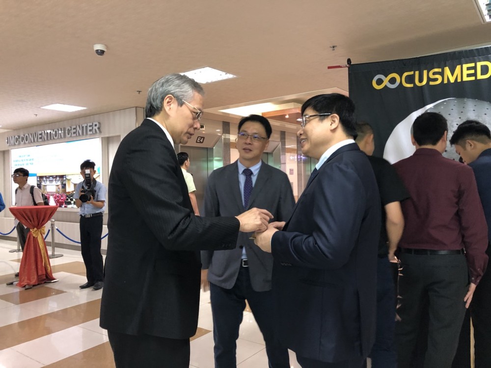 陳威明副院長(左)與本市醫師交流。