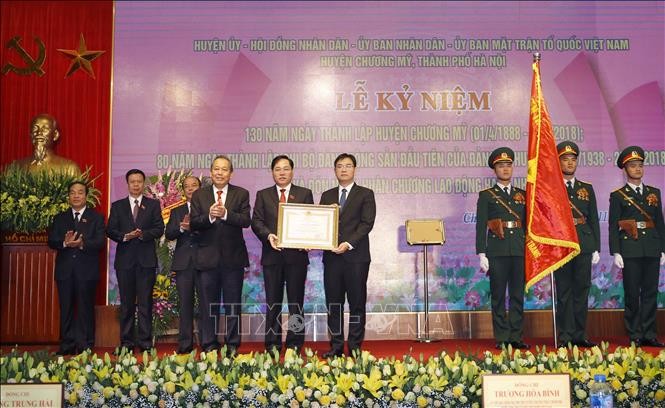 河內市章美縣黨委舉行的一等勞動勳章迎接儀式一瞥。（圖源：越通社）