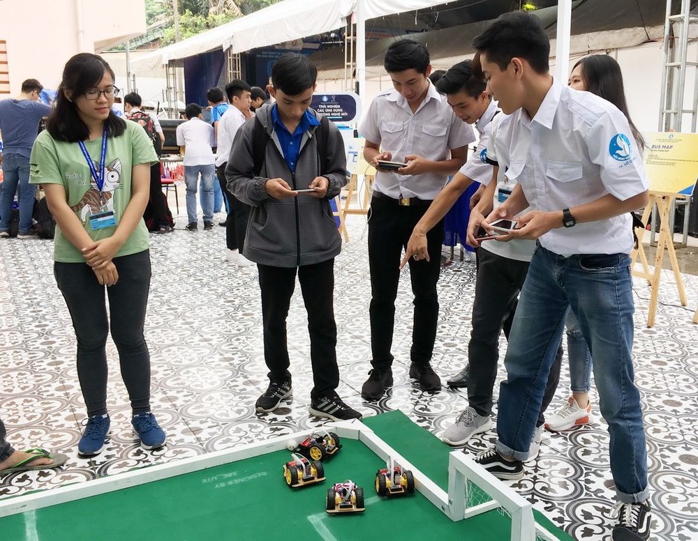 青年嘗試用手提控制機械車。