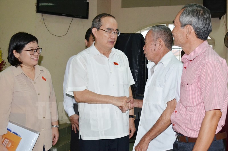 市委書記阮善仁（左二）與古芝縣選民接觸時親切握手問候。（圖源：市黨部新聞網）