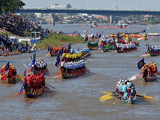 “送水節”是柬埔寨的傳統節日，每年都會吸引上萬名遊客到金邊參與活動。（圖源：AFP）