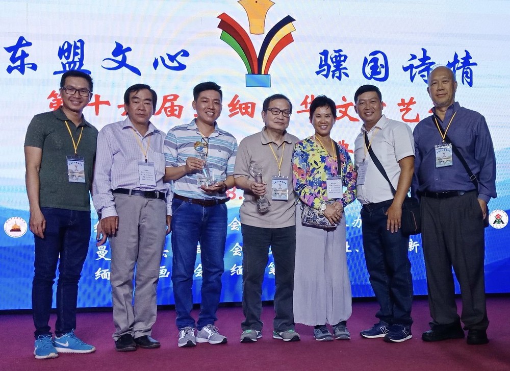 曾廣健和冬夢（左三、四）在領獎上與國內外作家合照。