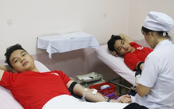 儘管本市遭九號颱風影響而出現強降雨現象，但25日當天，仍有不少年輕人前往參加捐血盛會。（示意：互聯網）