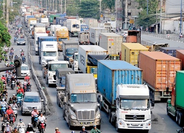 車輛排長龍從阮氏定街進入美水樞紐。