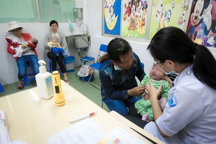 家長送子女到第一兒童醫院就診。