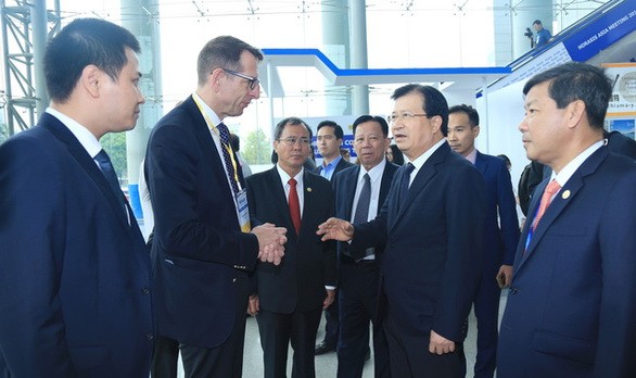 政府副總理鄭廷勇（右二）同外國投資商在Horasis論壇會議廳外討論並交換意見。（圖源：霸山）