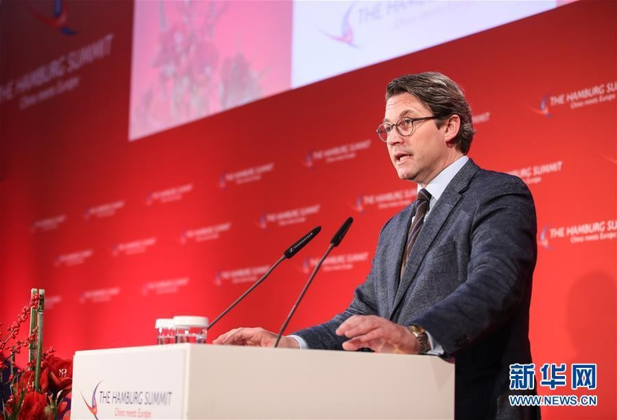 11月27日，在德國漢堡，德國交通部長長安德列亞斯‧朔伊爾在中歐論壇漢堡峰會閉幕式上講話。（圖源：新華社）