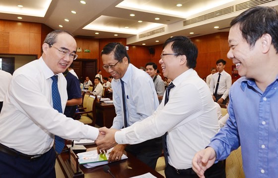 市委書記阮善仁與各代表交流。（圖源：越勇）