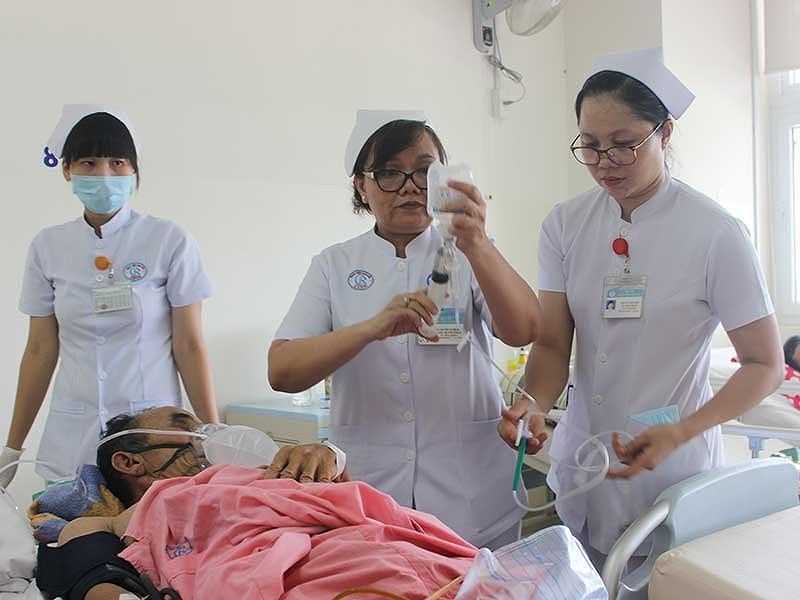 大水鑊醫院肝臟腫瘤科護士們悉心照料孤苦無依的病人。