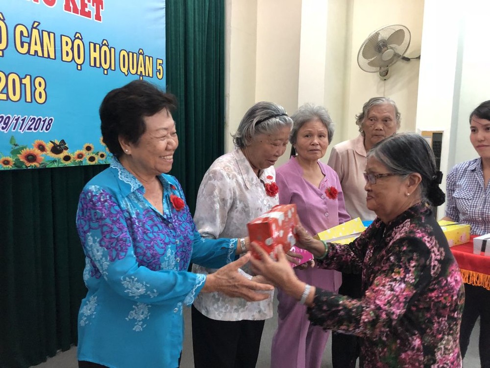 組委會向華人婦女李金梅(左)祝壽。