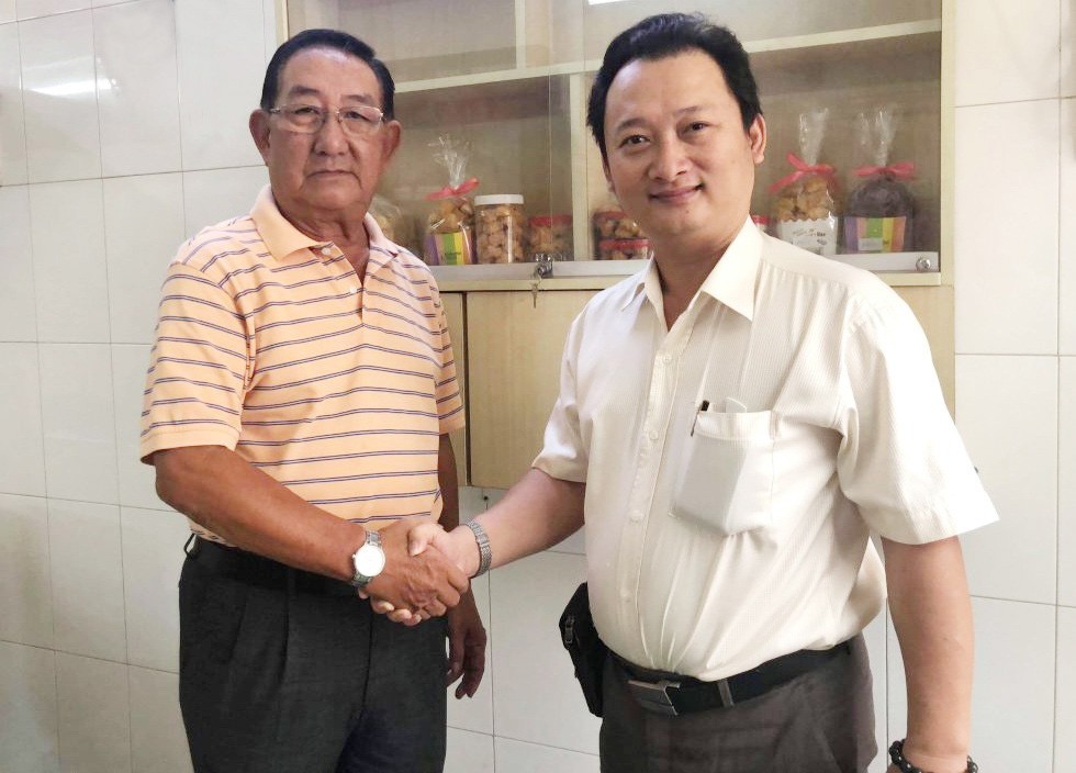 詹有江祝賀鄒國榮（右）接任理事長。