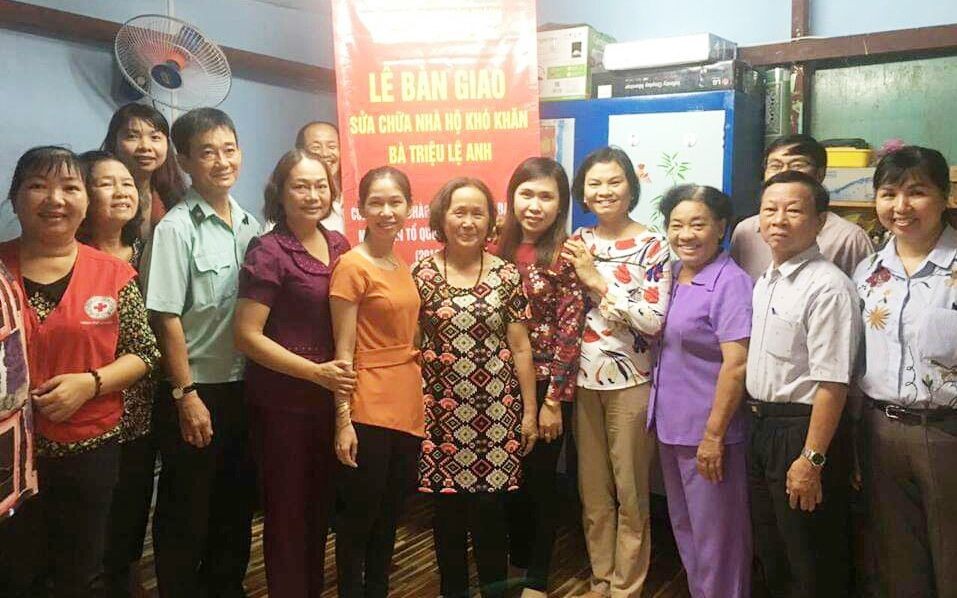 第五郡婦女會配合郡祖國陣線及各熱心單位向華人婦女趙麗英移交溫情屋。