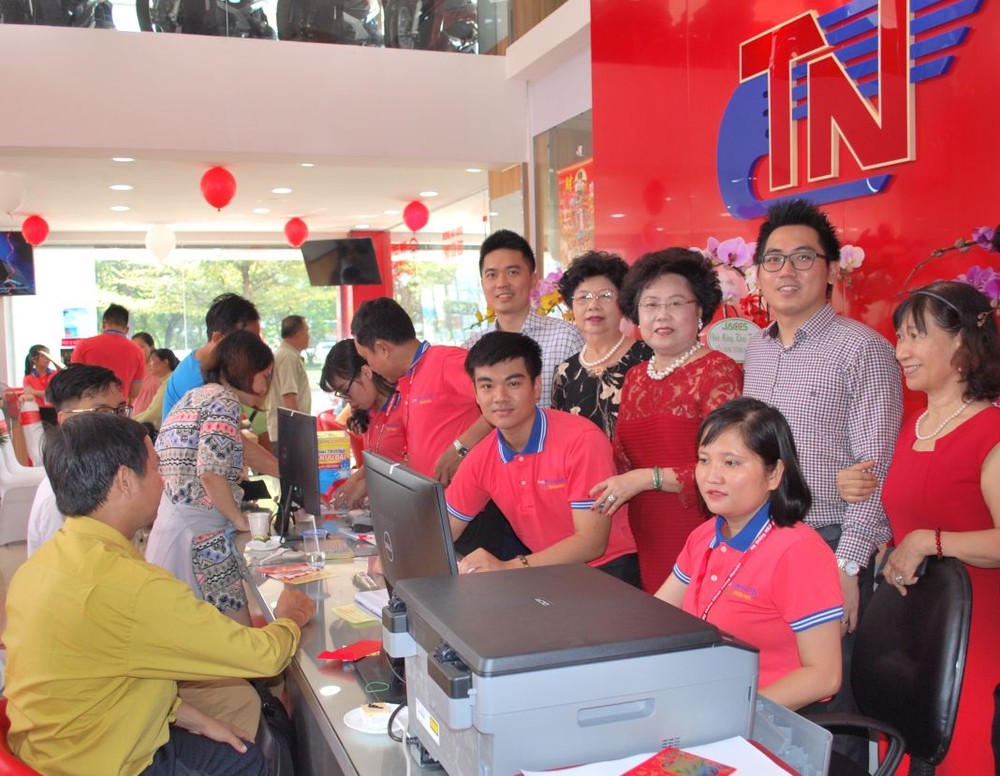 開張當日，吸引眾多顧客前來購車。