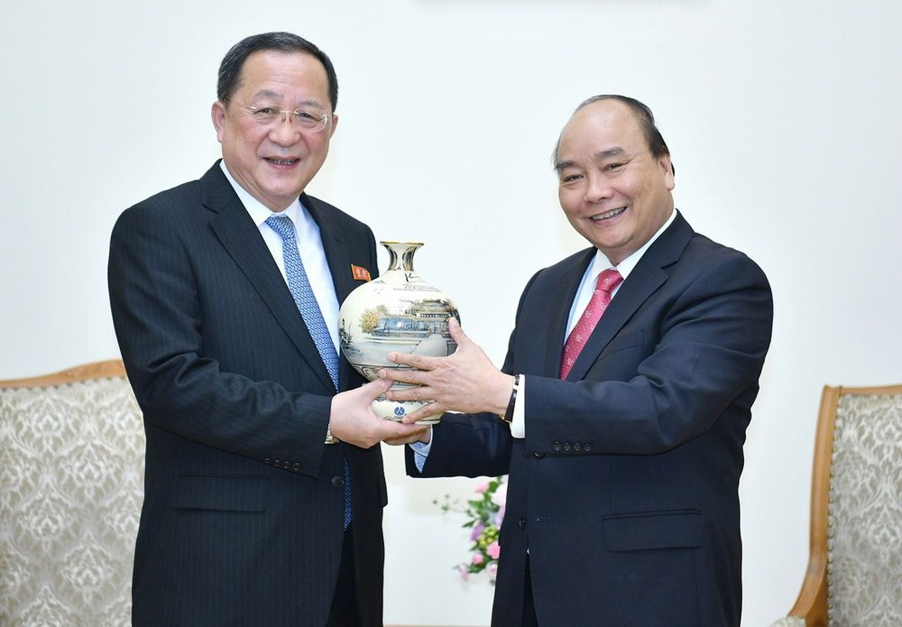 政府總理阮春福向朝鮮外長李勇浩贈送紀念品。（圖源：光孝）