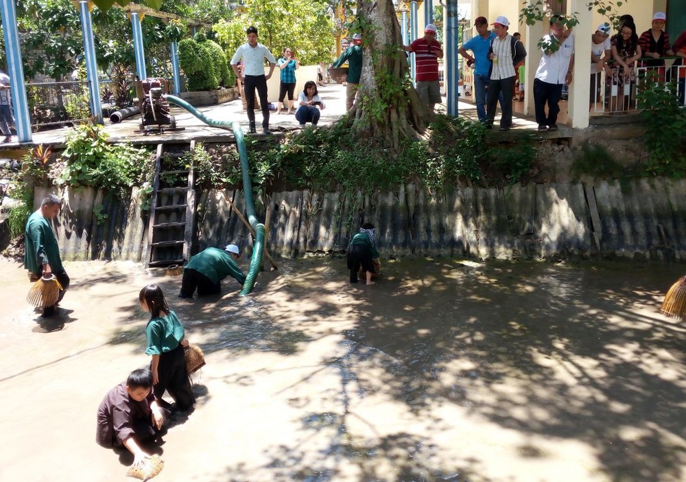 遊客在生態旅遊區抓魚。