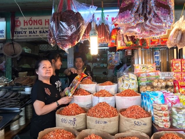 顧客在平西市場選購年貨。