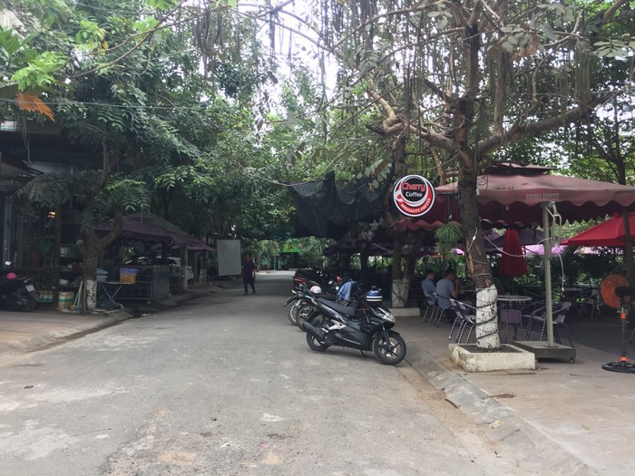 各家咖啡館不僅霸佔綠樹公園場地，而且佔用道路當做存車場。