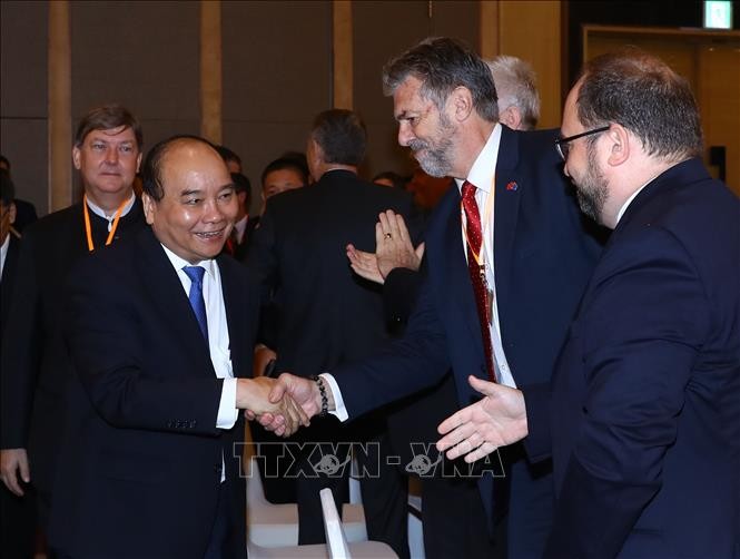 政府總理阮春福與企業交談。（圖源：越通社）