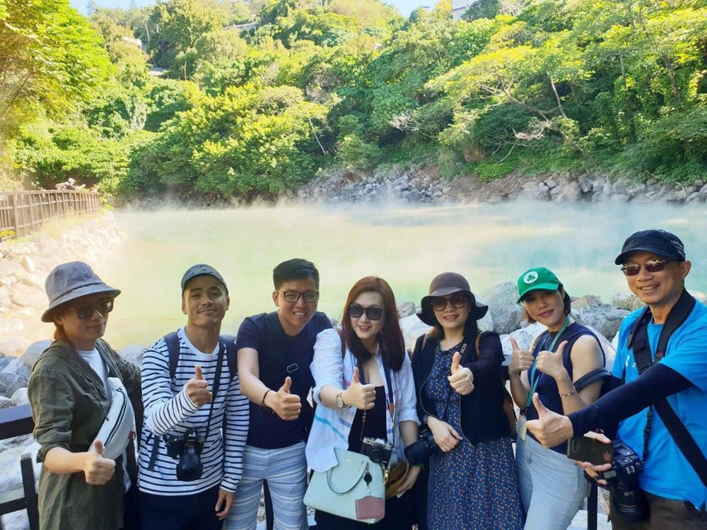 越媒踩線團歡遊地熱谷。