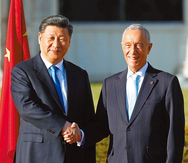 習近平與迎接他的德索薩握手。（圖源：路透社）