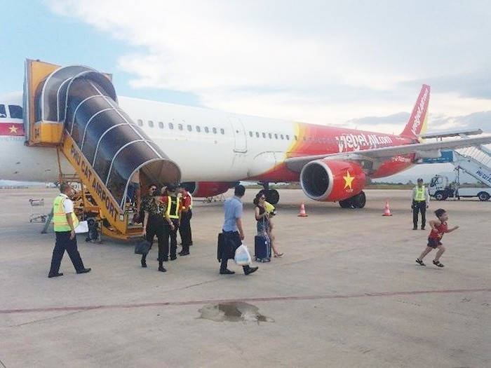 降落內牌國際機場後，機長決定將兩名擾亂秩序乘客逐出機外，並移交給機場職能機關處理。（示意圖源：互聯網）