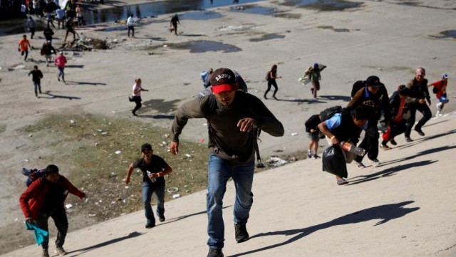 試圖非法穿越美國與墨西哥邊境的中美洲移民。（圖源：路透社）