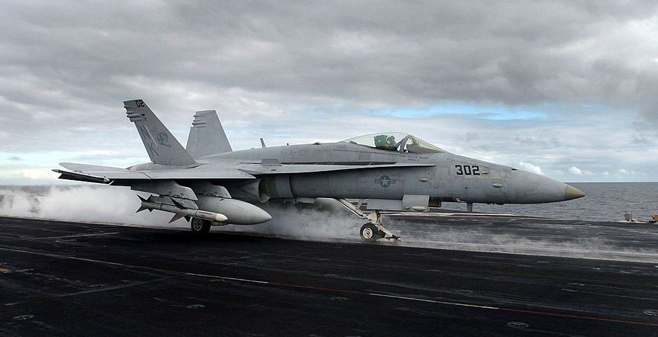 6日凌晨，隸屬於駐日美軍岩國基地的一架KC-130空中加油機與一架FA-18戰鬥攻擊機在訓練中觸碰，墜落於日本高知縣室戶岬以南約100公里的太平洋海上。（示意圖源：維基百科）